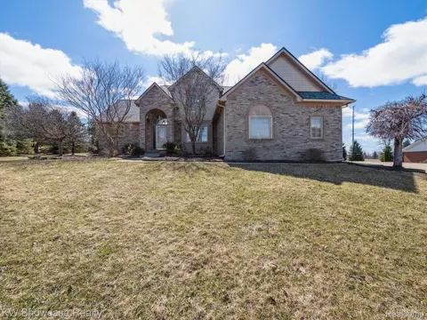 9107 Rotondo Dr, Howell, MI 48855