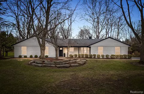 1081 Top View Rd, Bloomfield Hills, MI 48304