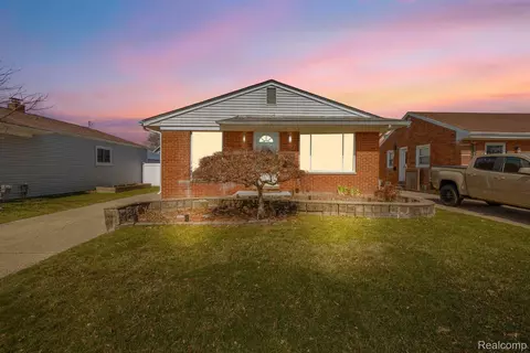 22215 Grove Pointe St, Saint Clair Shores, MI 48081