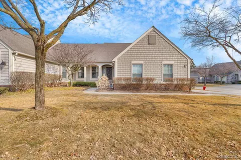 883 Tartan Trl, Bloomfield Hills, MI 48304
