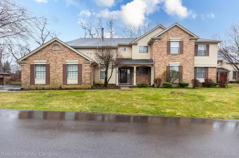 29589 Pine Ridge Cir, Farmington Hills, MI 48331