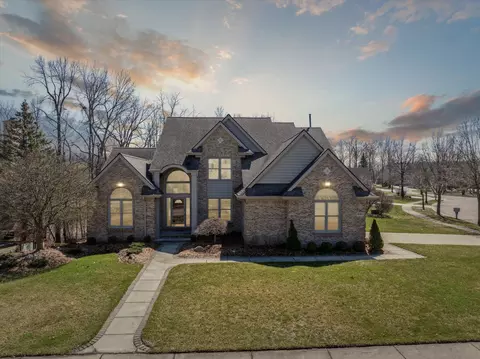 40611 Paisley Cir, Novi, MI 48377