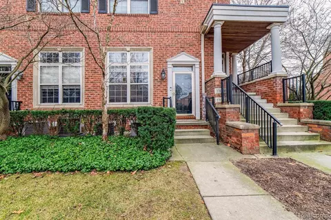 17026 Farmington Rd, Livonia, MI 48154