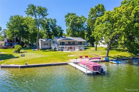 6768 Hatchery Rd, Waterford, MI 48327