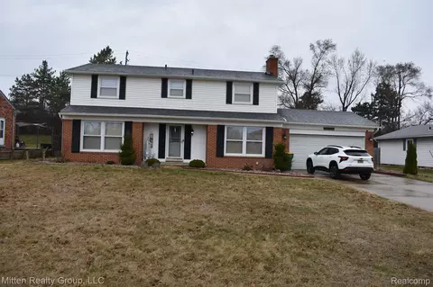 28314 N Skye Dr, Farmington Hills, MI 48334