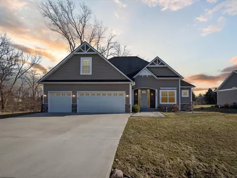 1475 Log Cabin Pnt Pt, Fenton, MI 48430