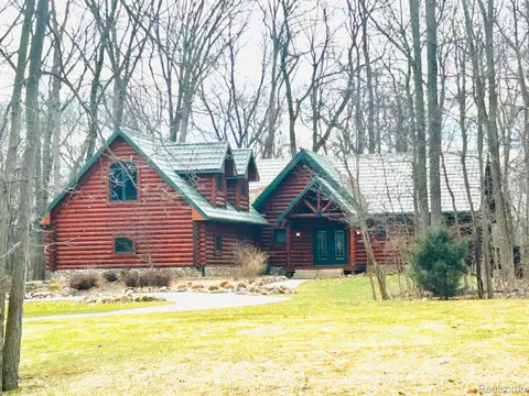 12834 Sleigh Trl, Milford, MI 48380