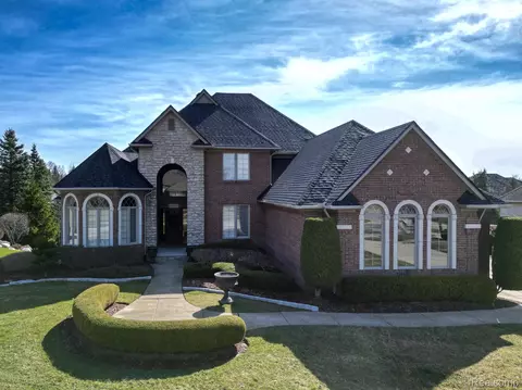 56892 Oak Way Dr, Shelby Township, MI 48316