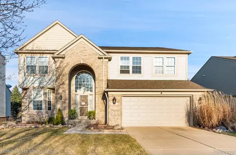 784 Hidden Creek Dr, South Lyon, MI 48178