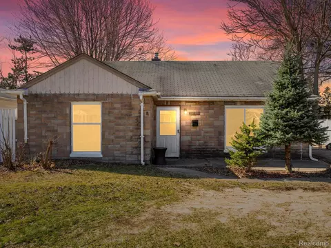 21164 Hillcrest St, Clinton Township, MI 48036