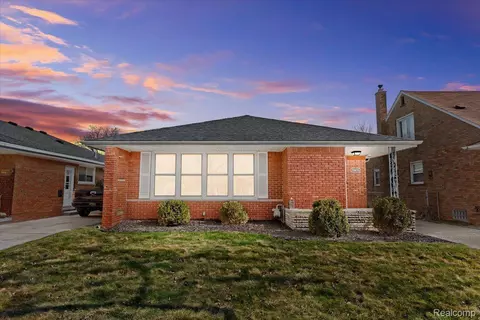 20455 Van Antwerp St, Harper Woods, MI 48225