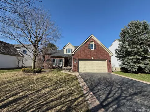 270 Franklin Lake Cir, Oxford, MI 48371