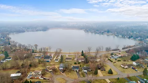 7594 Woodside Plc Pl, Waterford, MI 48327