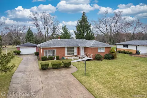 61305 Fairland Dr, Lyon, MI 48178