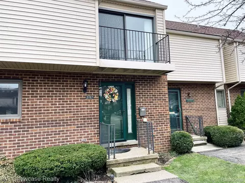 2157 Village West Dr S, Lapeer, MI 48446
