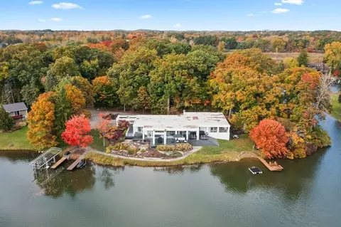 5028 Oakwood Ct, Commerce, MI 48382