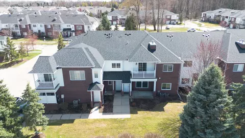 5499 Twin Oaks Dr, Sterling Heights, MI 48314