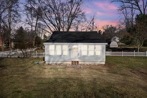 9637 Palmer Rd, Whitmore Lake, MI 48189
