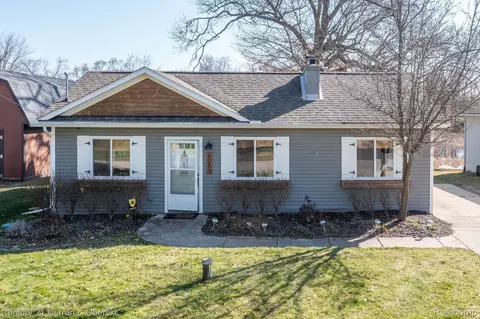 6084 Brockway St, Commerce, MI 48382