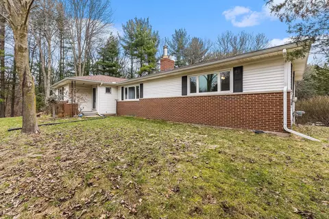 131 S Jossman Rd, Groveland, MI 48462