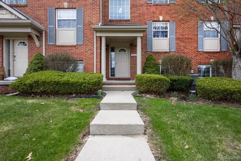6335 Waldon Center Dr Apt Unit UNIT 16, Independence, MI 48346