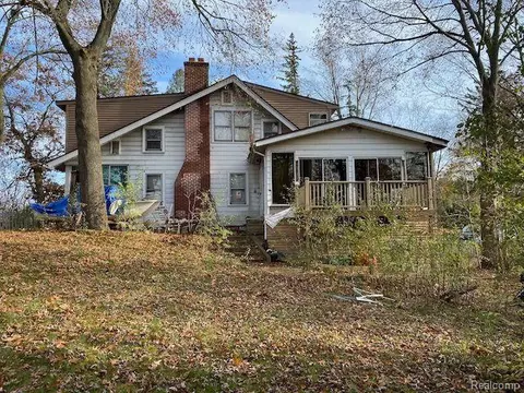 1614 Ray Crt Ct, Orion, MI 48362