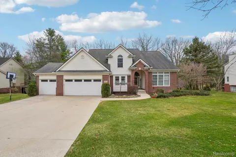 810 Joshua Dr, Highland, MI 48356