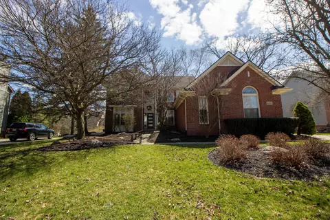 40655 Paisley Cir, Novi, MI 48377