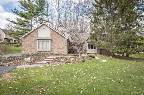 4435 Oak Pointe Dr, Genoa, MI 48116