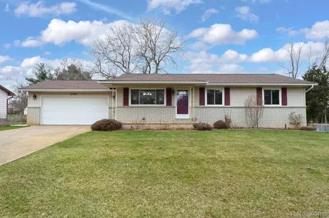 2799 Mussen Dr, Commerce, MI 48390