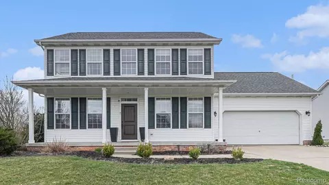 14459 Oak Leaf Trl, Fenton, MI 48451