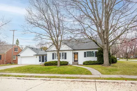1485 Fairholme Rd, Grosse Pointe Woods, MI 48236