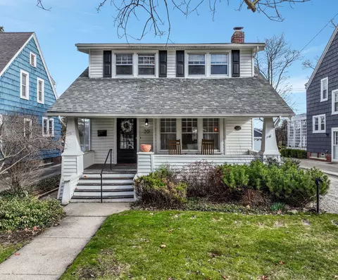 20 Woodside Park Blvd, Pleasant Ridge, MI 48069