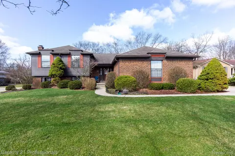 24137 Lori Crt Ct, Farmington Hills, MI 48336