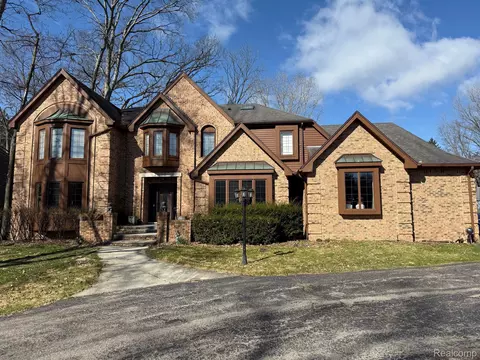 2880 Lakewoods Ct, West Bloomfield, MI 48324