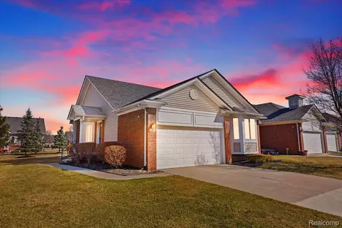 26037 Mariners Pnt Pt, Chesterfield, MI 48051