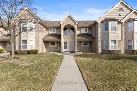 15139 Northpointe Dr #48, Sterling Heights, MI 48313