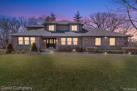10076 Aylebury Dr, Green Oak, MI 48178