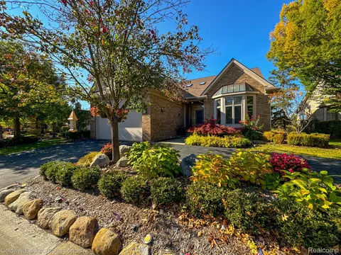 5040 Oakbrooke Dr, West Bloomfield, MI 48323