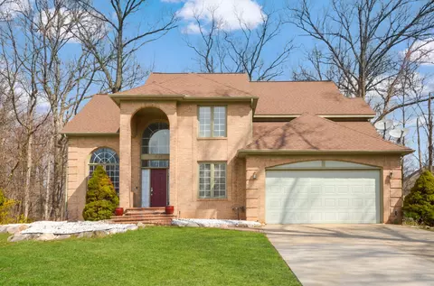 2064 Christopher Crt Ct, West Bloomfield, MI 48324