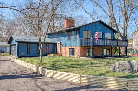 1379 Roberta Crt Ct, Oceola, MI 48843