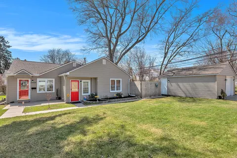 22839 Hawthorne St, Farmington, MI 48336