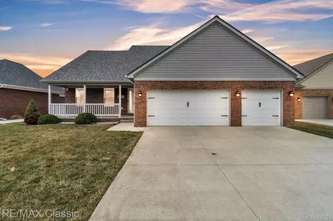 33433 W Royal Park Dr W, Fraser, MI 48026