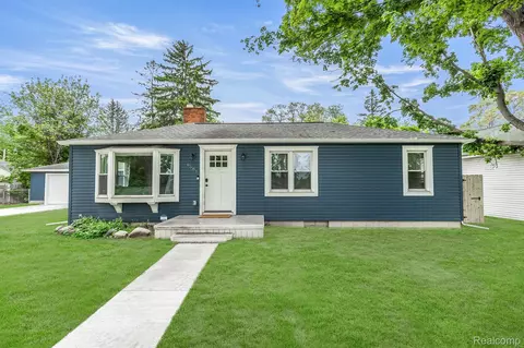 6581 Windiate Rd, Waterford, MI 48329