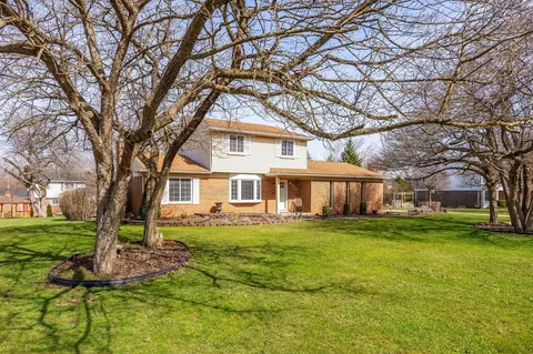 9722 Blauvelt Dr, Grosse Ile, MI 48138
