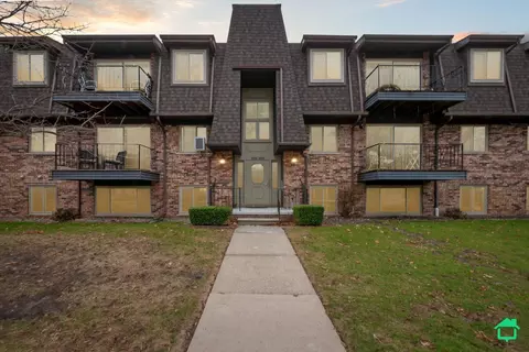 412 Riviera Dr, Saint Clair Shores, MI 48080