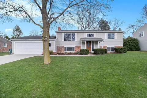 3560 Newgate Dr, Troy, MI 48084