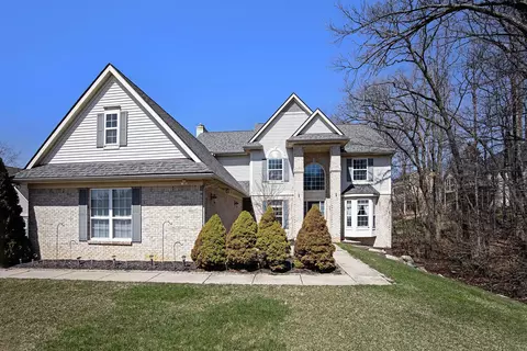 8792 Newport Dr, White Lake, MI 48386