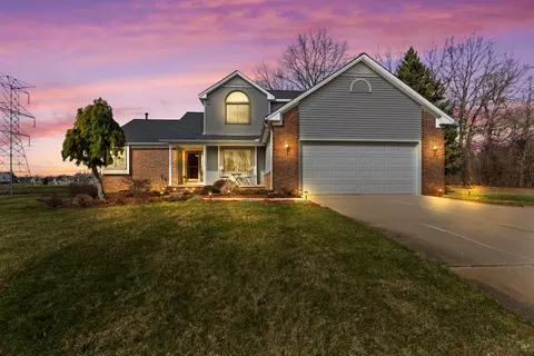 6330 Stonewood Dr, White Lake, MI 48383