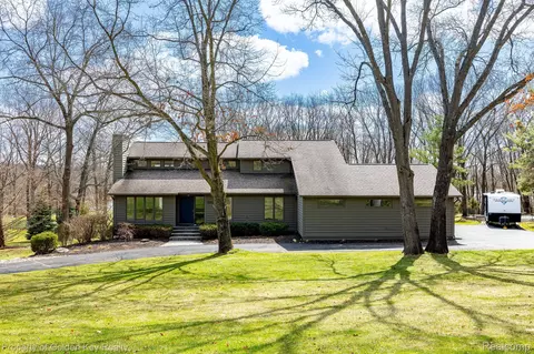 3357 Moraine Dr, Brighton, MI 48114